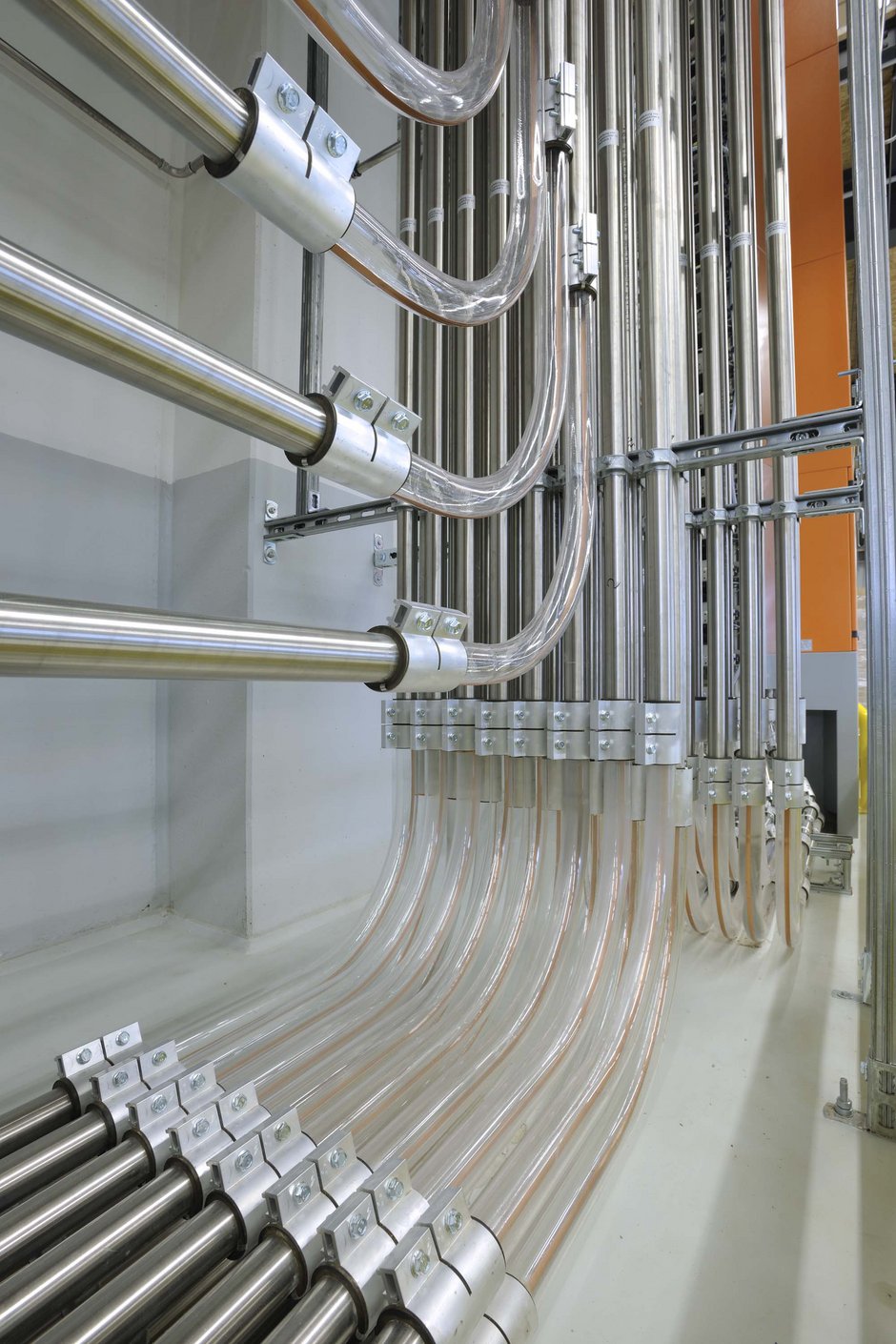 As an alternative to the standard stainless-steel pipes, motan-colortronic offers upon request pipe bends made from extremely wear resistant, PU coated glass.